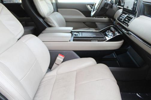 Pristine White 2022 Lincoln Navigator Reserve