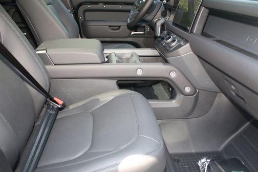 2025 Land Rover Defender 130 P400 S