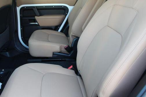 2026 Land Rover Defender 130 P400 X-Dynamic SE