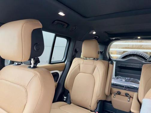 2026 Land Rover Defender 130 P400 X-Dynamic SE