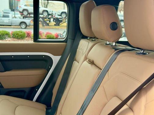 2026 Land Rover Defender 110 P400 X-Dynamic SE