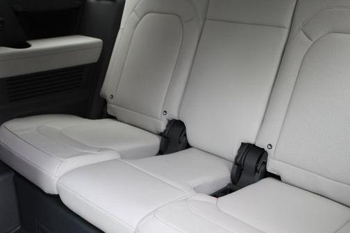 2025 Land Rover Defender P400 X-Dynamic SE