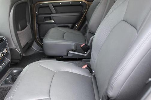 2026 Land Rover Defender 130 P400 X-Dynamic SE