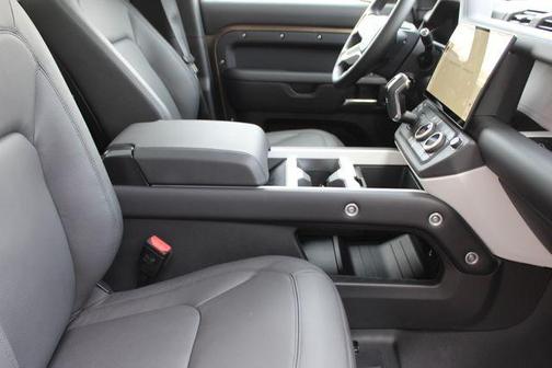 2026 Land Rover Defender 130 P400 X-Dynamic SE