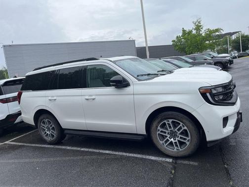 White Metallic 2025 Ford Expedition Active