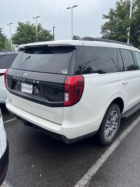 White Metallic 2025 Ford Expedition Active