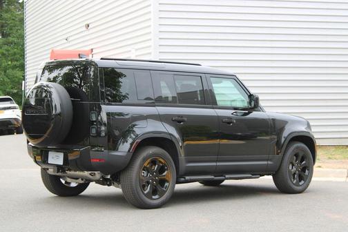 Santorini Black Metallic 2026 Land Rover Defender 110 P300 S