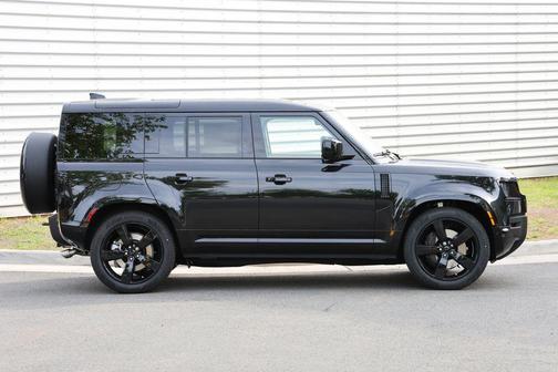Santorini Black 2026 Land Rover Defender 110 P500 X-Dynamic SE