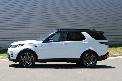 Fuji White 2026 Land Rover Discovery Dynamic SE AWD