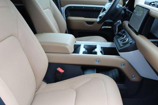 2025 Land Rover Defender 130 P400 X-Dynamic SE