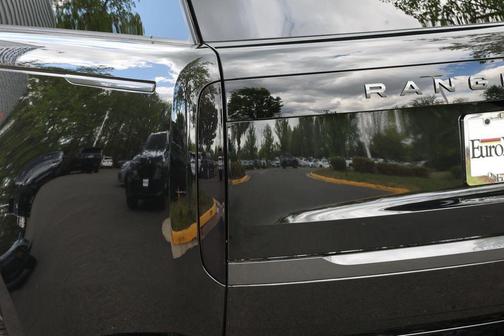 Santorini Black 2026 Land Rover Range Rover P400 SE