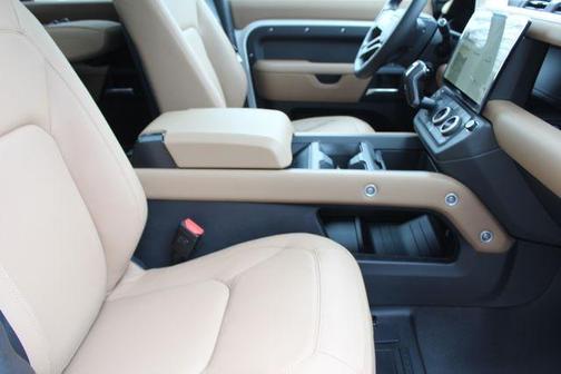 2026 Land Rover Defender 130 P400 X-Dynamic SE