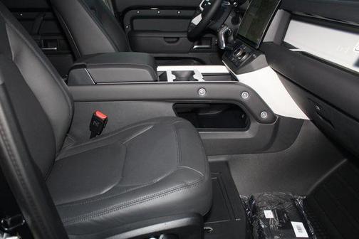 2026 Land Rover Defender 130 X-Dynamic SE