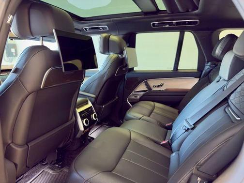 2025 Land Rover Range Rover P615 SV