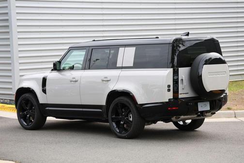 Borasco Grey 2026 Land Rover Defender 130 P400 X-Dynamic SE