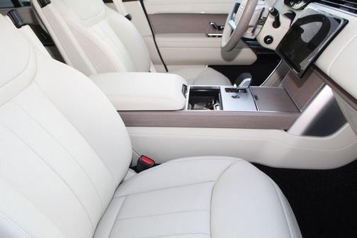 Batumi Gold 2026 Land Rover Range Rover P550e SE SWB