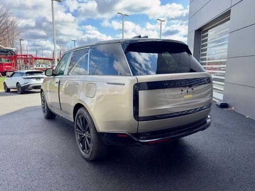 Batumi Gold 2026 Land Rover Range Rover P550e SE SWB