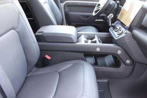 2026 Land Rover Defender 130 P400 X-Dynamic SE