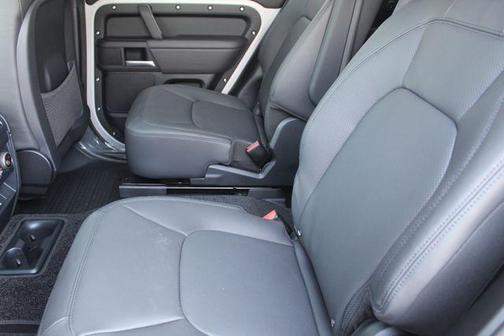 2026 Land Rover Defender 130 P400 X-Dynamic SE