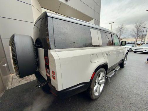 2026 Land Rover Defender 130 P400 X-Dynamic SE