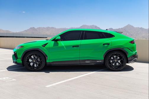 Verde Viper 2023 Lamborghini Urus Performante