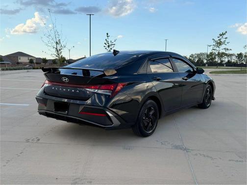 2024 Hyundai ELANTRA SE