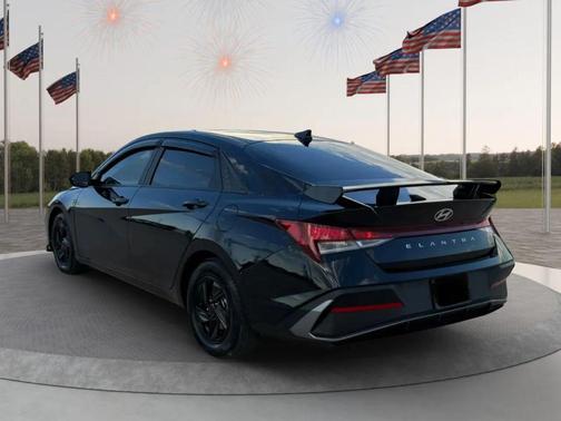 2024 Hyundai ELANTRA SE
