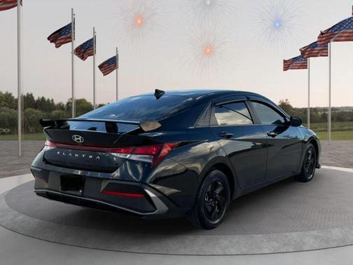 2024 Hyundai ELANTRA SE