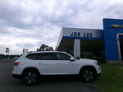 Pure White 2025 Volkswagen Atlas 2.0T SE w/Technology