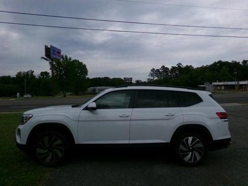 Pure White 2025 Volkswagen Atlas 2.0T SE w/Technology