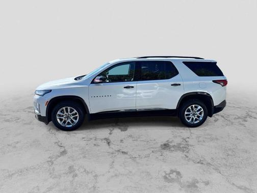 Iridescent Pearl Tricoat 2022 Chevrolet Traverse Premier