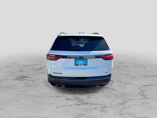 Iridescent Pearl Tricoat 2022 Chevrolet Traverse Premier