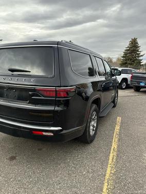 2023 Jeep Wagoneer Base