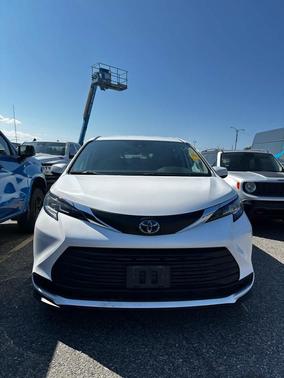 2023 Toyota Sienna LE