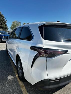 2023 Toyota Sienna LE