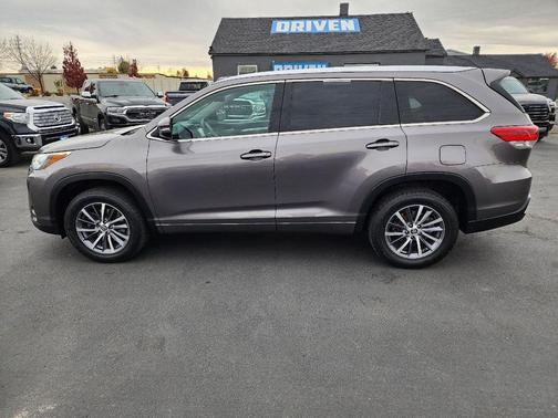 2017 Toyota Highlander SE