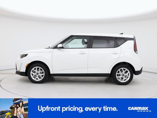 White 2025 Kia Soul LX