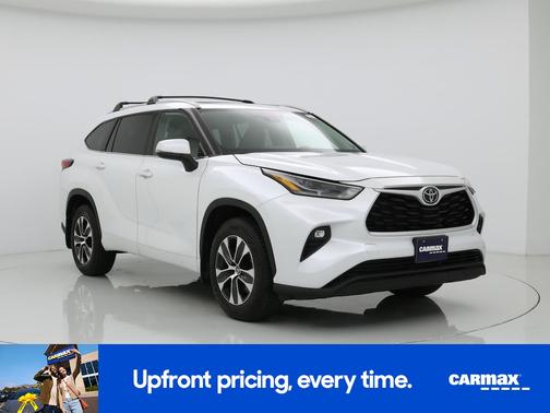 White 2022 Toyota Highlander XLE