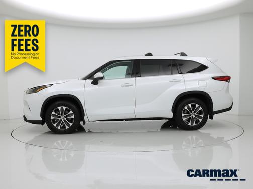 White 2022 Toyota Highlander XLE
