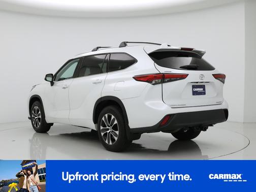 White 2022 Toyota Highlander XLE