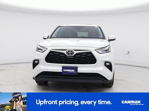 White 2022 Toyota Highlander XLE