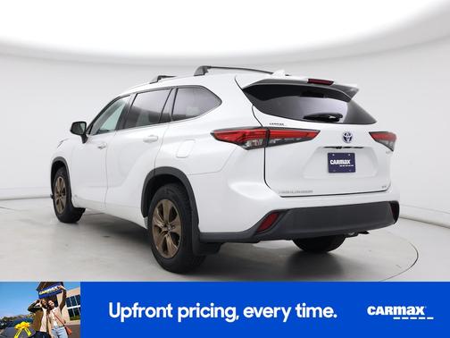 White 2022 Toyota Highlander Hybrid XLE Bronze