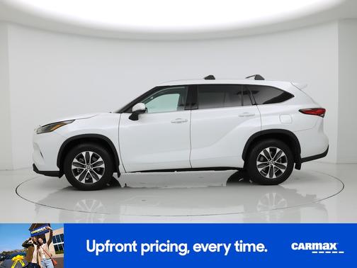 White 2022 Toyota Highlander XLE