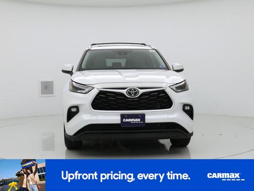 White 2022 Toyota Highlander XLE