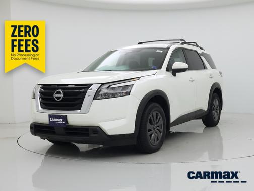 White 2024 Nissan Pathfinder SV
