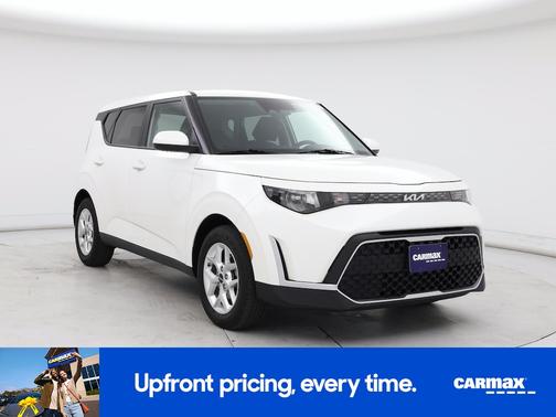 White 2025 Kia Soul LX