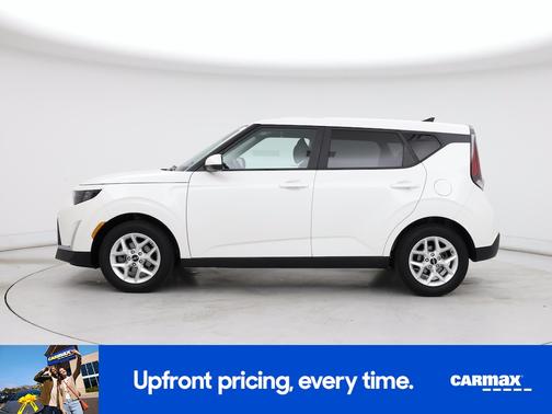 White 2025 Kia Soul LX