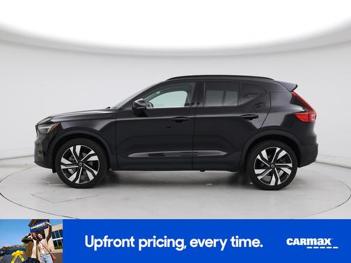 2023 Volvo XC40 B5 Ultimate Dark Theme