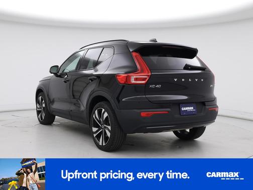 2023 Volvo XC40 B5 Ultimate Dark Theme
