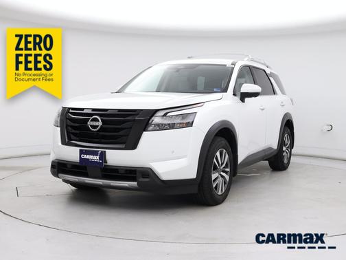 White 2025 Nissan Pathfinder SL